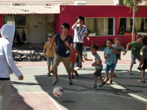 キブツの小学生とサッカーを楽しむ