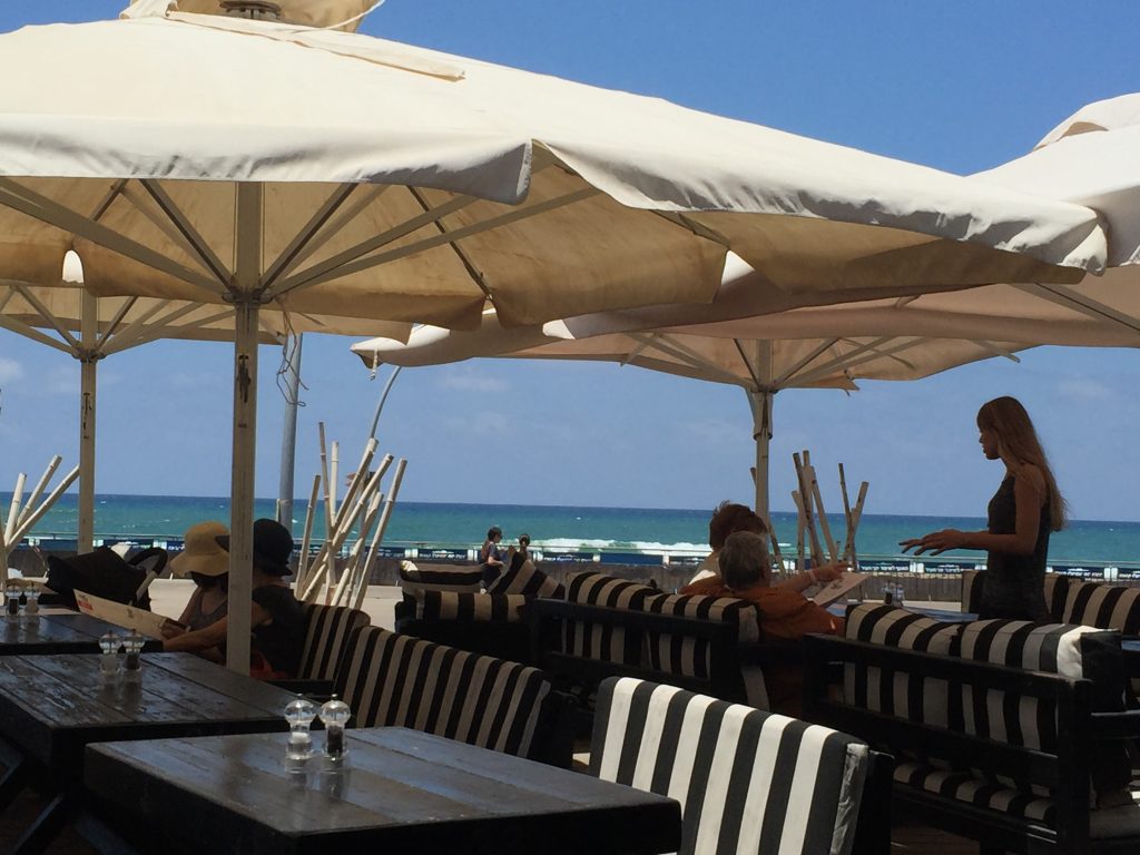 イスラエル海沿いのレストラン
