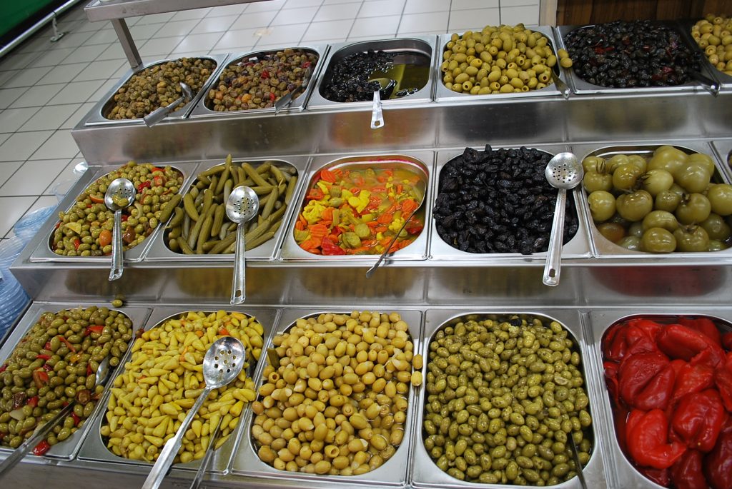 イスラエルのスーパーに並ぶオリーブ
